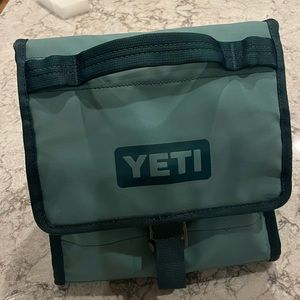 Yeti Daytrip Lunch Box - River Green Limited Edition
